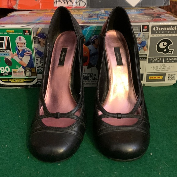 XHILIRATION-women’s black faux leather slip-on mid/high heeled shoes - Picture 3 of 9